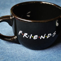 Керамическая большая черная чашка кружка 650 мл с надписью Central Perk (Центральная кофейня) из сериала Друзья (Friends)