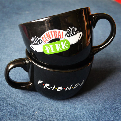 Керамическая большая черная чашка кружка 650 мл с надписью Central Perk (Центральная кофейня) из сериала Друзья (Friends)