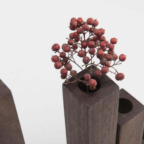 Минималистичные квадратные вытянутые вазы из натурального дерева (темного ореха)