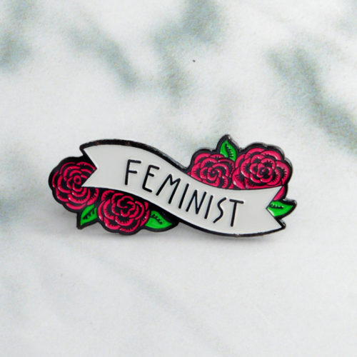 Значок брошь с розами и надписью FEMINIST