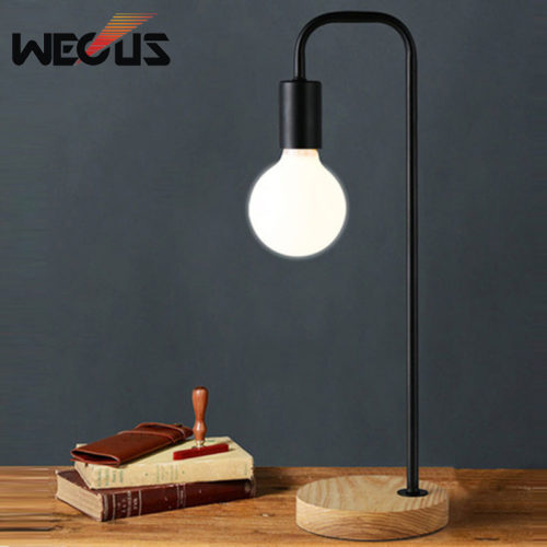 Минималистичная настольная лампа с лампочкой на деревянной основе в стиле лофт