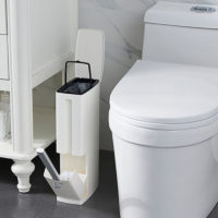 Узкая мусорная корзина в туалет (позволяет прятать ершик и запасные мешки для мусора)