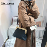 Женская сумка через плечо клатч с деревянной застежкой