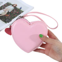 Маленький кожаный розовый или красный клатч кошелек в форме сердца