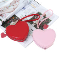 Маленький кожаный розовый или красный клатч кошелек в форме сердца