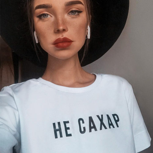 Женская футболка с круглым вырезом и коротким рукавом с надписью на русском Не сахар