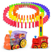 Детская игрушка поезд, который выкладывает кости домино