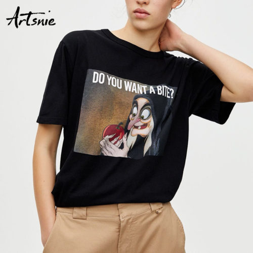Женская черная футболка со старухой с яблоком из Белоснежки с надписью Do you want a bite?
