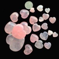 Розовый кварц в форме сердца (разные размеры)