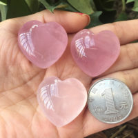 Розовый кварц в форме сердца (разные размеры)