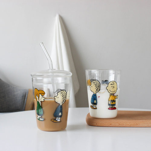 Стеклянный стакан для напитков с трубочкой и крышкой с изображением Чарли Брауна