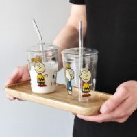 Стеклянный стакан для напитков с трубочкой и крышкой с изображением Чарли Брауна