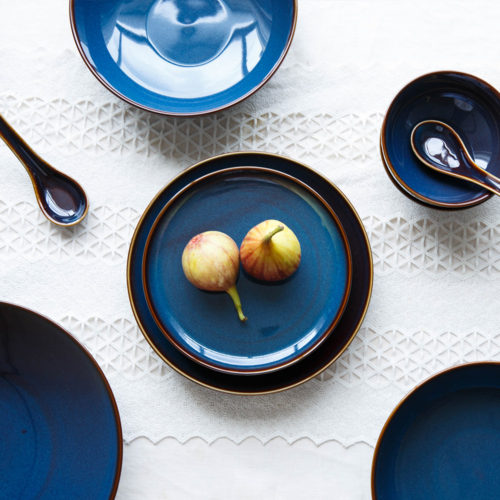 Темно-синие тарелки из глазурованной керамики