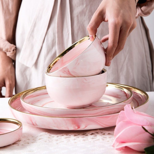 Керамические плоские и глубокие тарелки под розовый мрамор